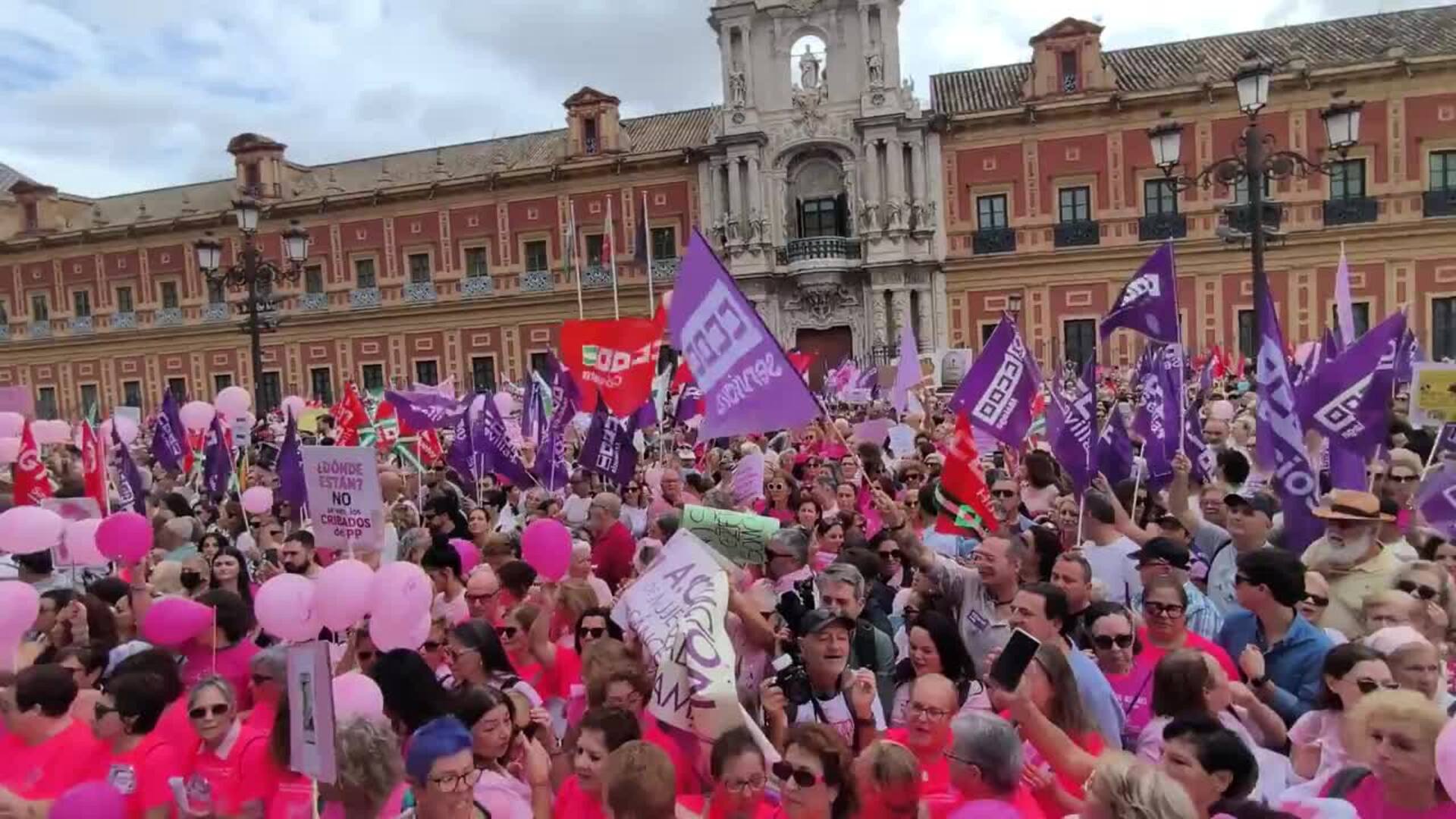 Cientos de personas se concentran ante San Telmo para reclamar "respuestas" en los cribados