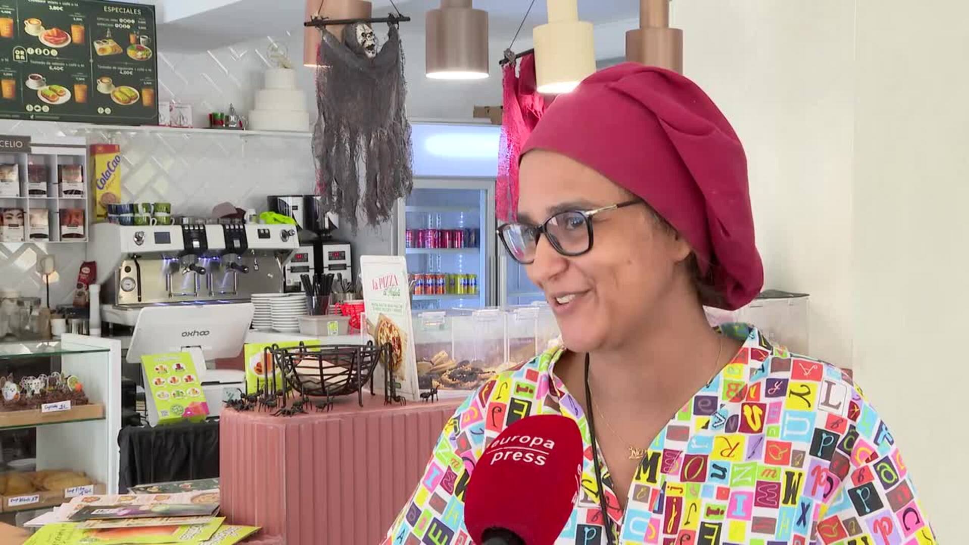 Horno reabre como cafetería en Alfafar: "Ver la cara de felicidad de mis vecinos lo es todo"