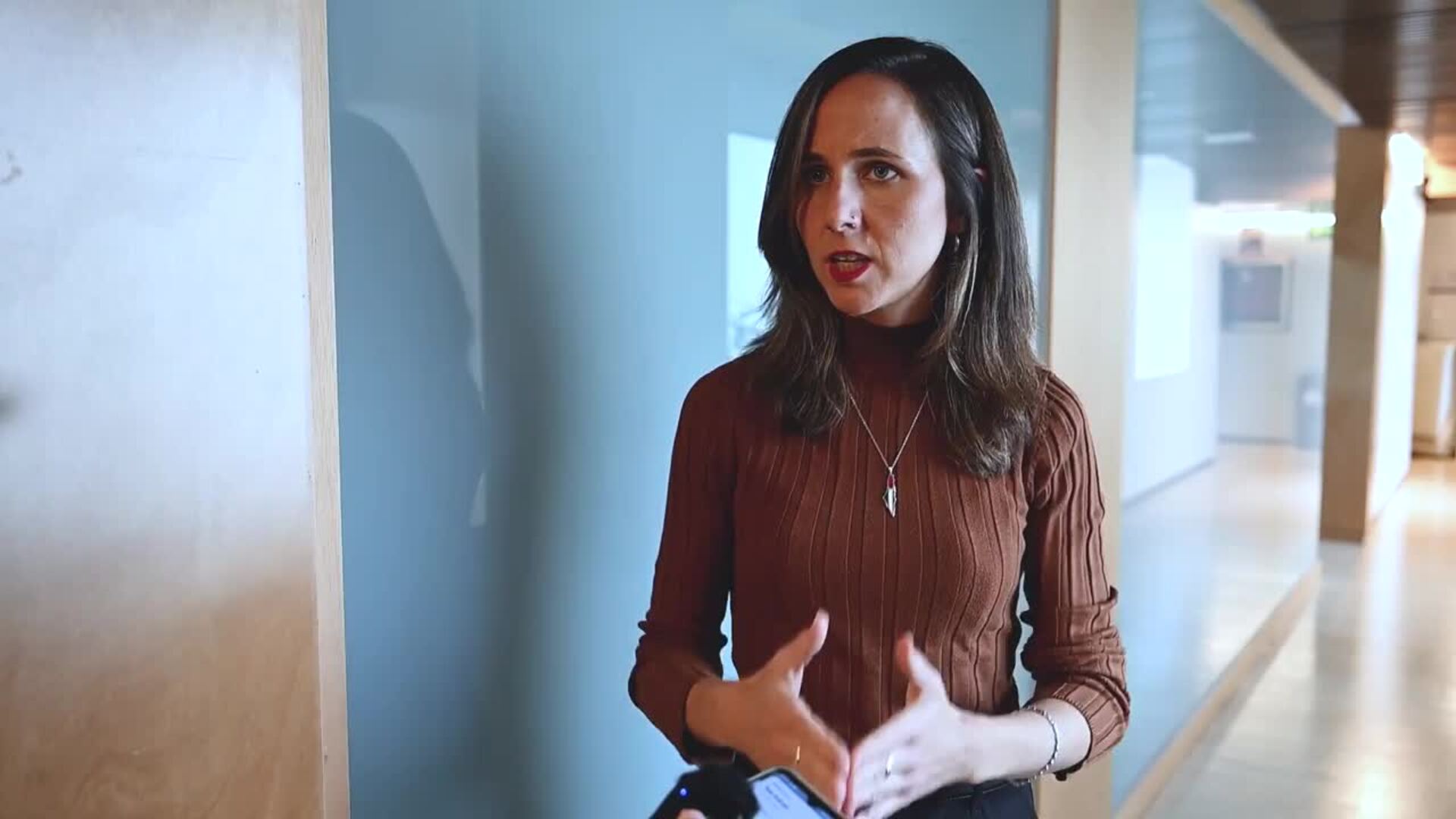 Podemos tacha de "indecente" que Mazón no haya dimitido y que asista al funeral de Estado