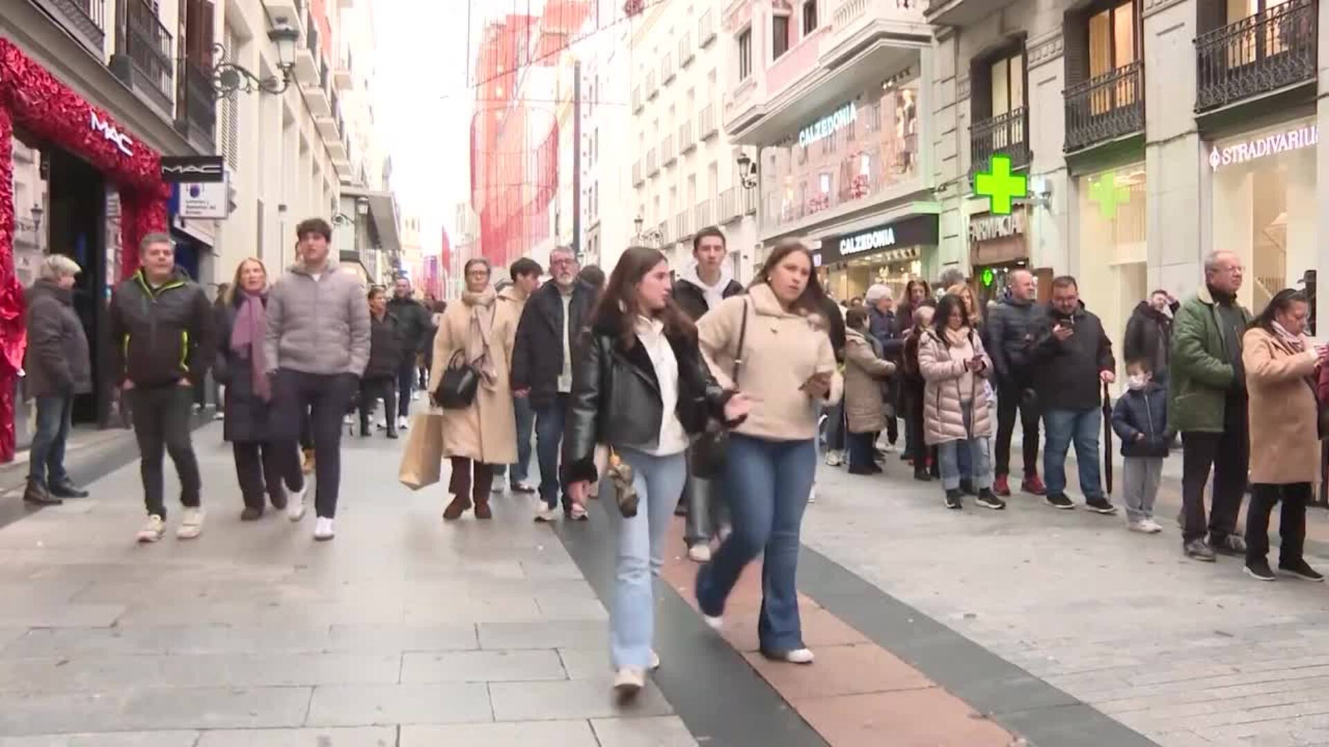 La población residente en España se sitúa en máximos con 49,4 millones de persona