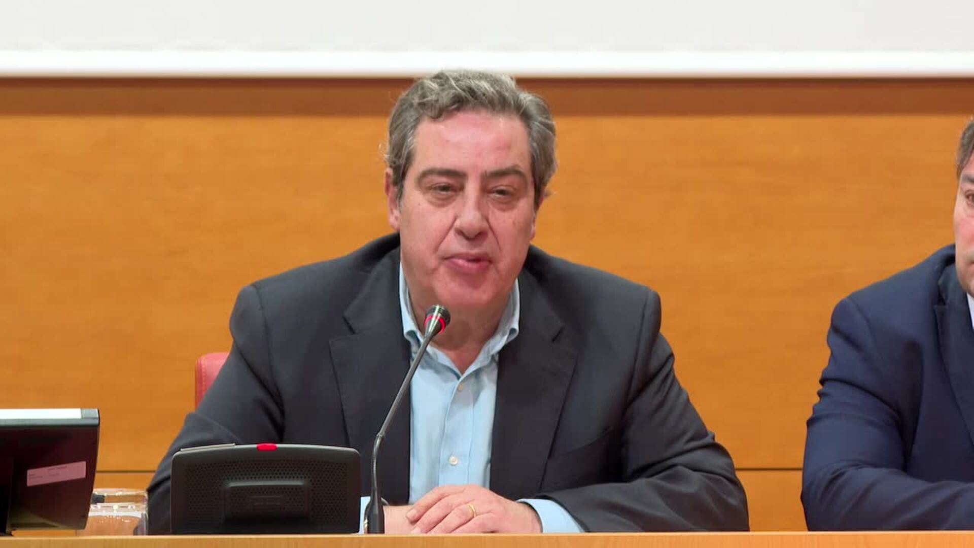 Vox sigue "negociando" con el PP y solo investirá a Pérez Llorca si hay un acuerdo previo