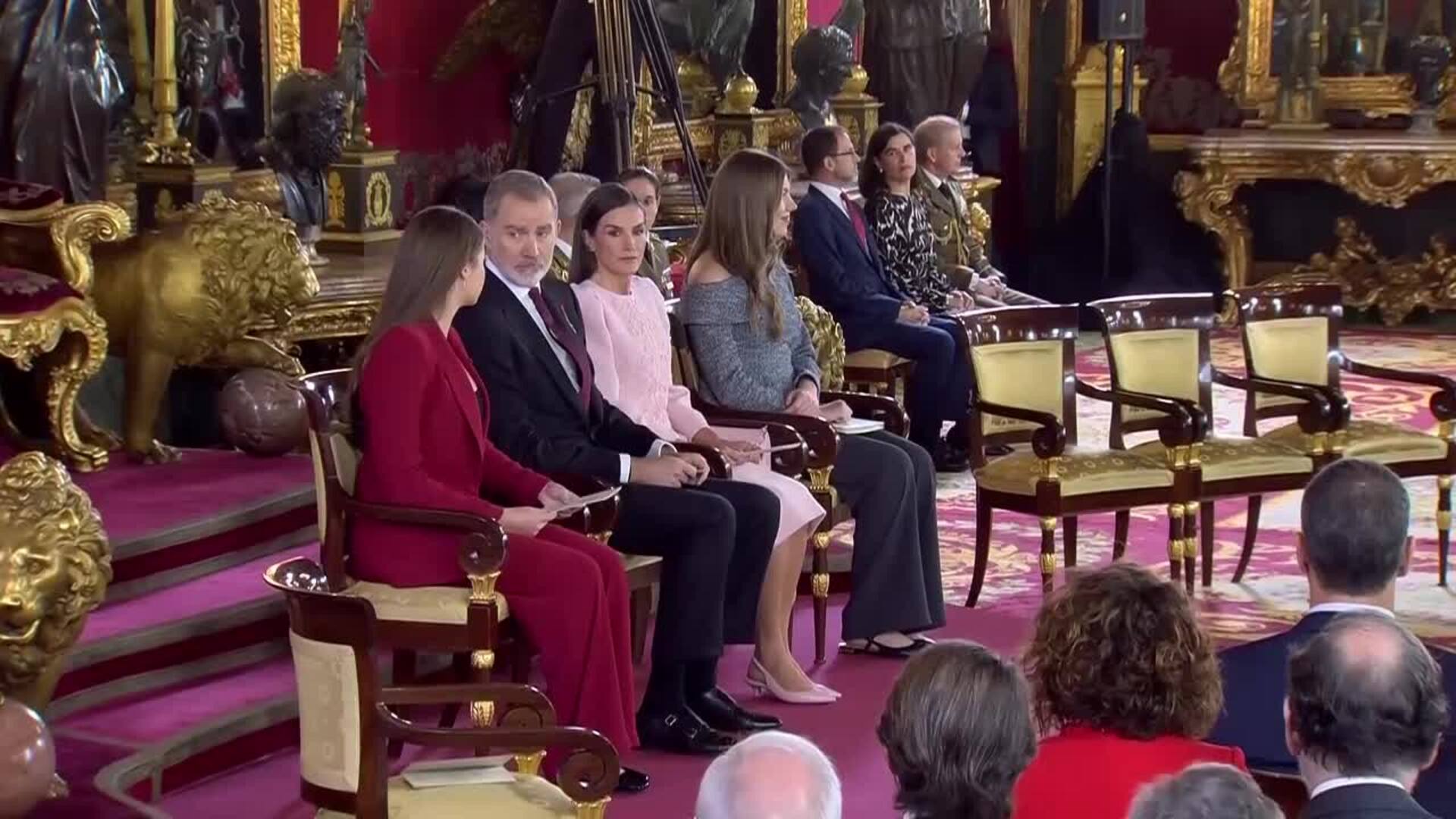 La reina Letizia y sus hijas triunfan con sus looks en el acto de imposición del Toisón de Oro