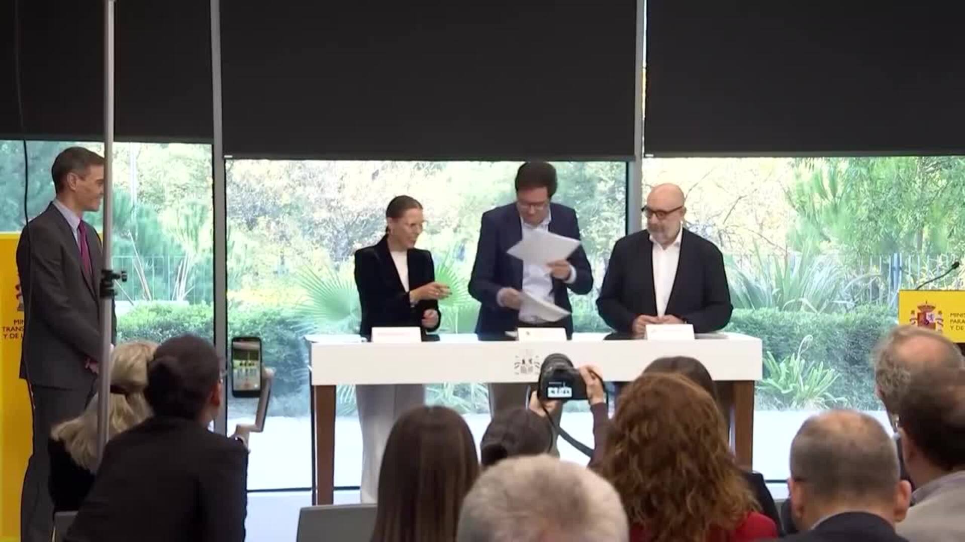 El Gobierno firma con UGT y CSIF el alza salarial de funcionarios del 11% hasta 2028