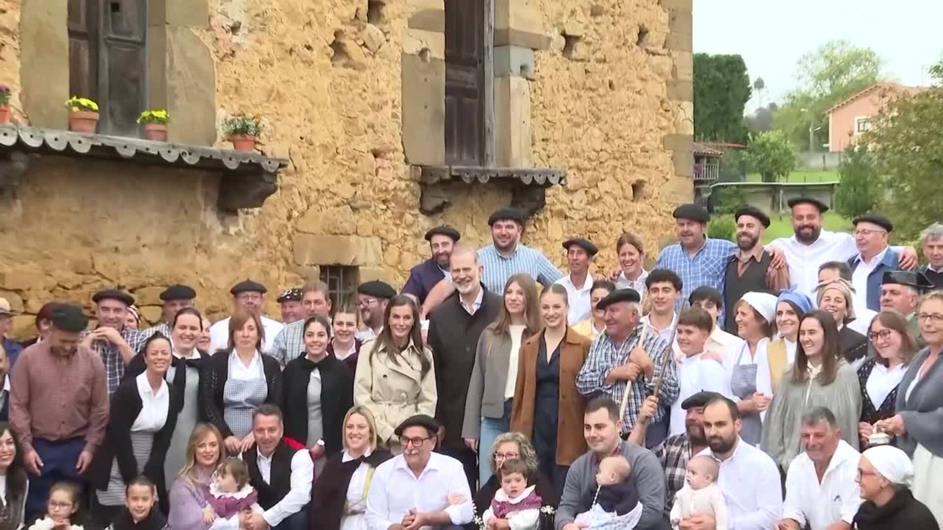 Los Reyes eligen una foto junto a sus hijas en un entorno rural para felicitar la Navidad