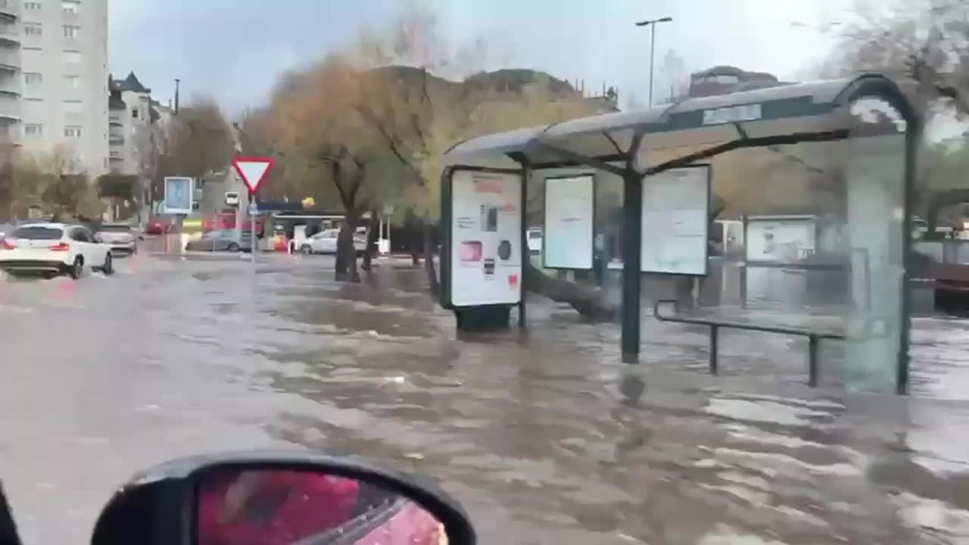 Una tromba de agua en Santander inunda varios puntos de la ciudad