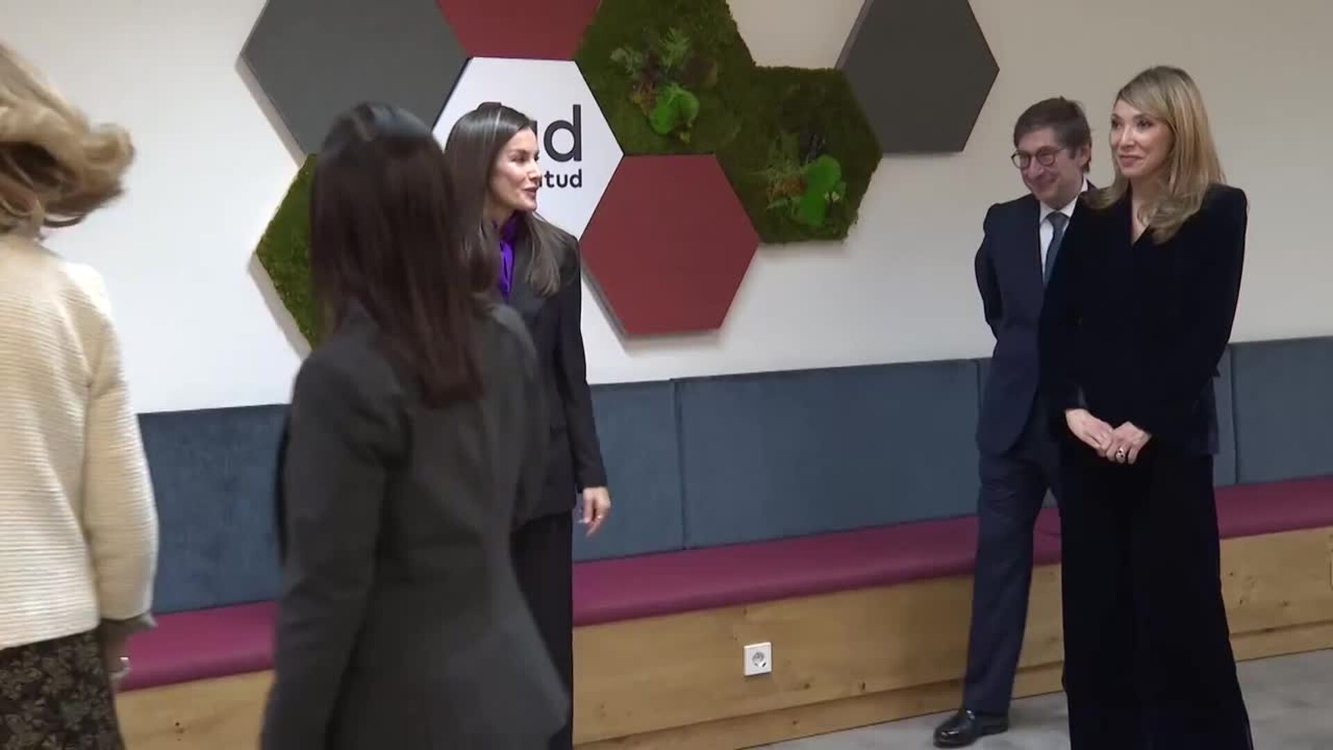 La Reina Letizia, pura sofisticación con traje de raya diplomática y blusa con lazada