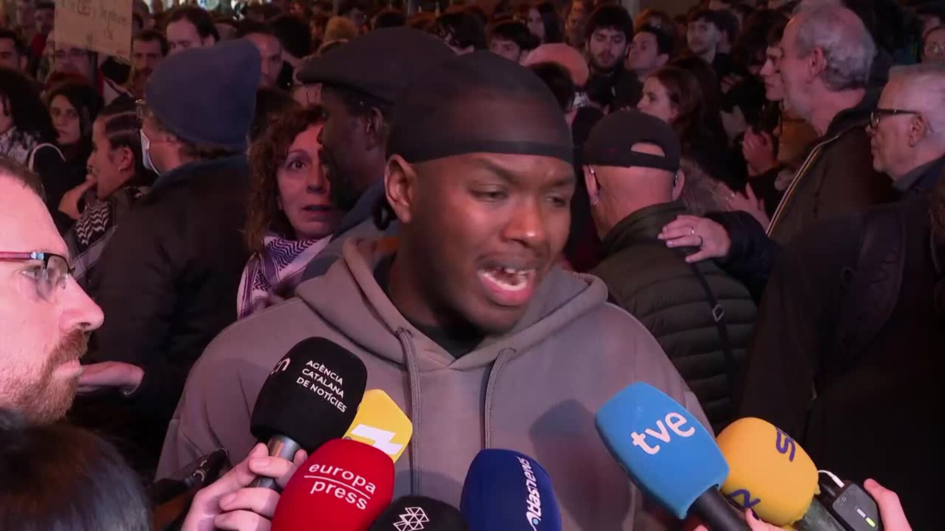 Unas 200 personas se concentran en Badalona (Barcelona) para protestar por el desalojo del B9