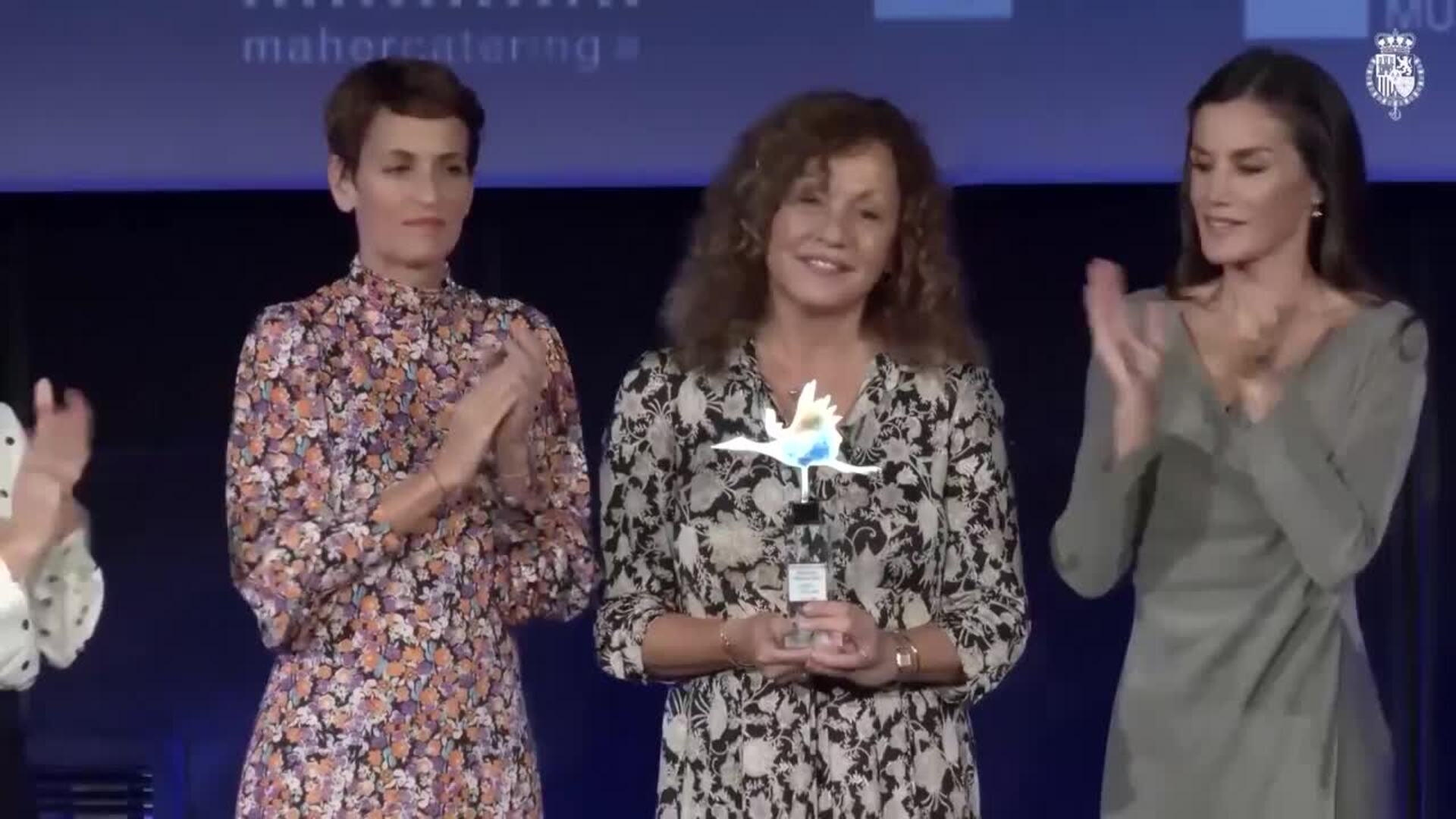 La Reina Letizia reiventa su vestido gris favorito y lo eleva con maxi cinturón y botas altas