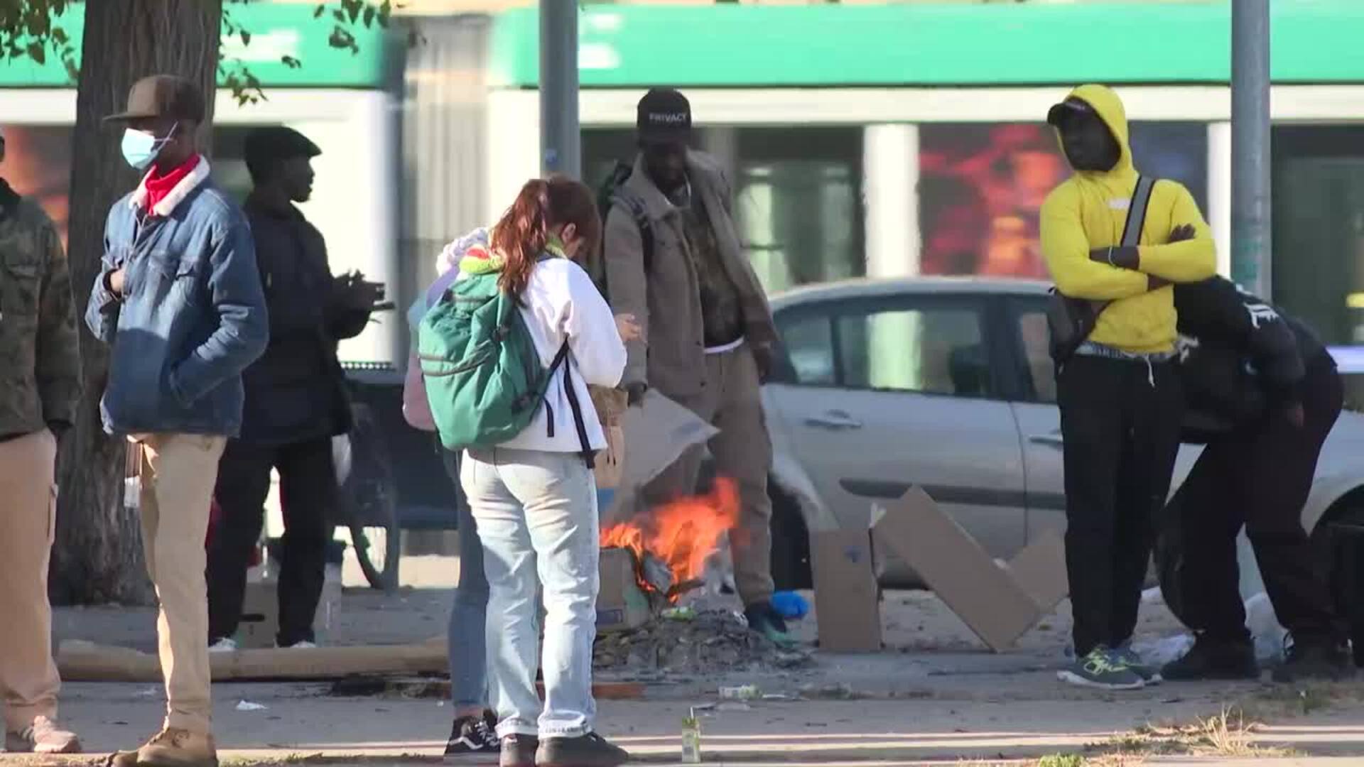 Desalojados pasan la noche delante del B9 de Badalona