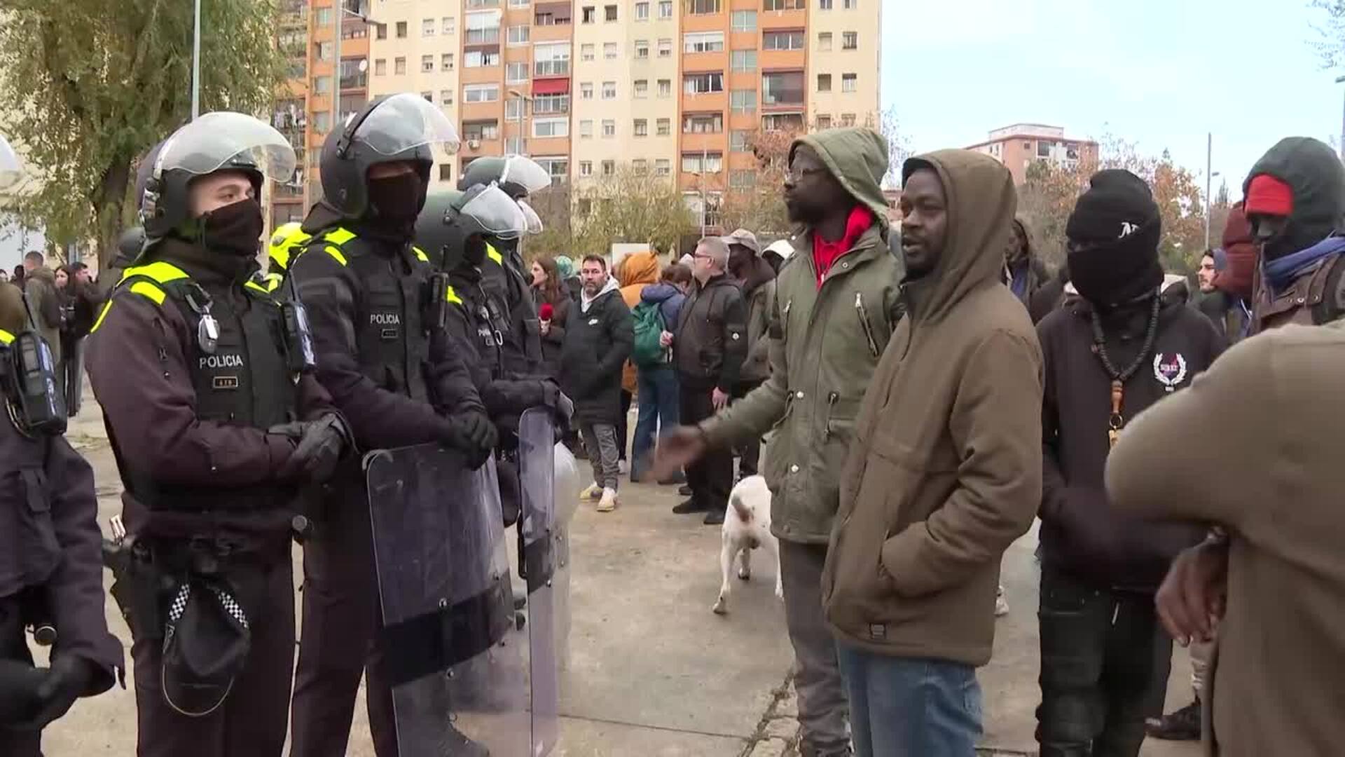 La Guardia Urbana de Badalona insta a desalojados del B9 a abandonar la plaza en la que acampan