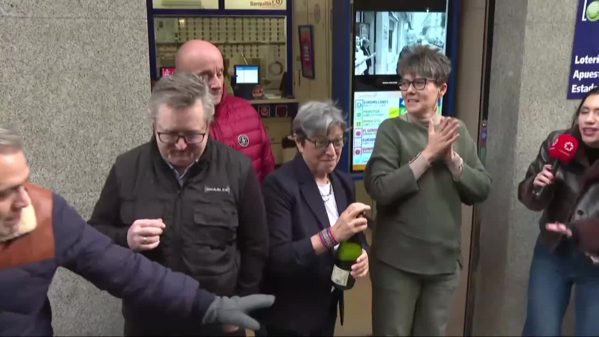 La calle Barquillo de Madrid se llena de emoción tras vender íntegro el segundo premio, 70.048