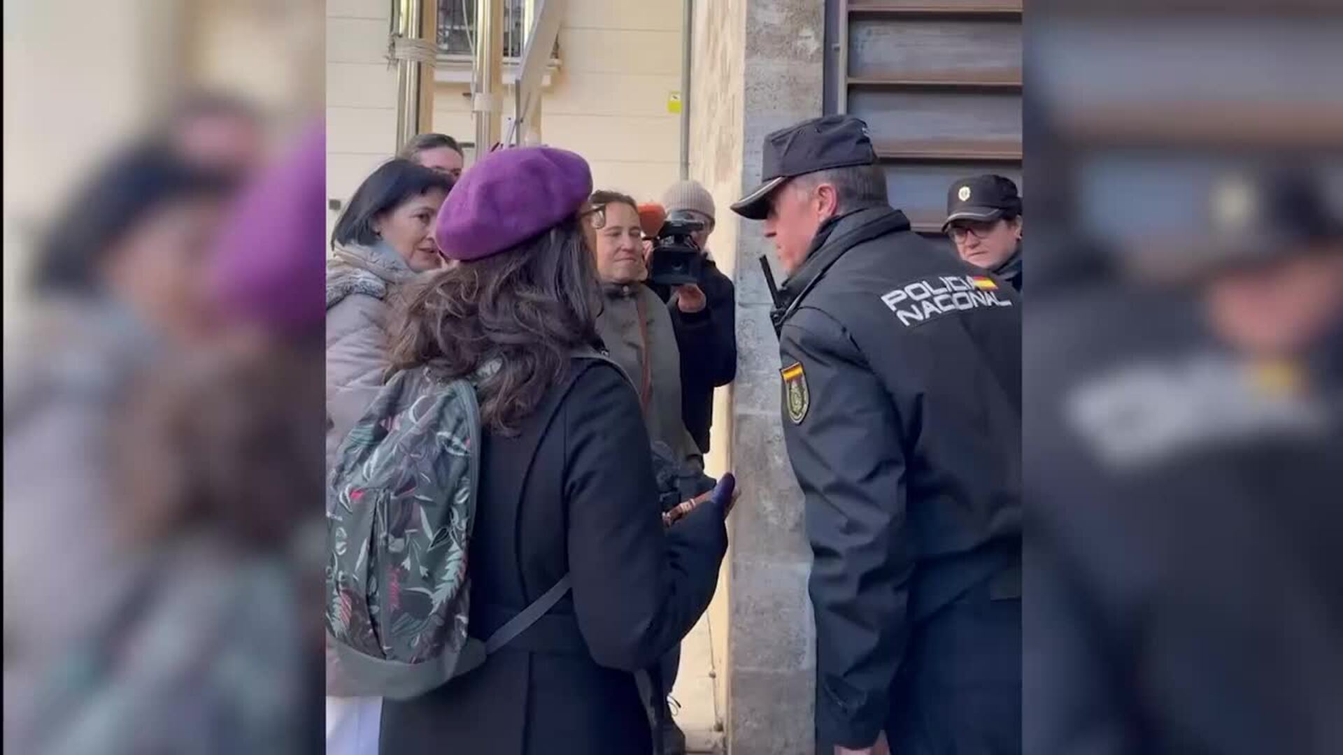 Asociaciones de víctimas dana dejan en registro de Les Corts una cesta con carbón para Llorca