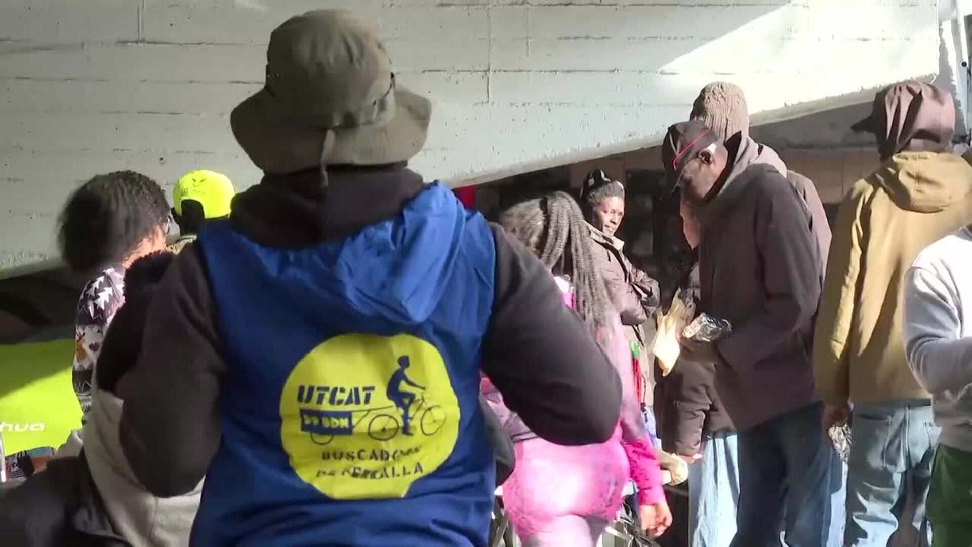 El Govern catalán y entidades realojan a desalojados del instituto B9