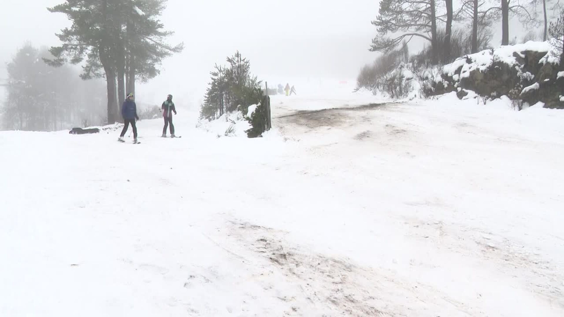 Primera jornada de esquí en Galicia con la apertura de la estación de Manzaneda