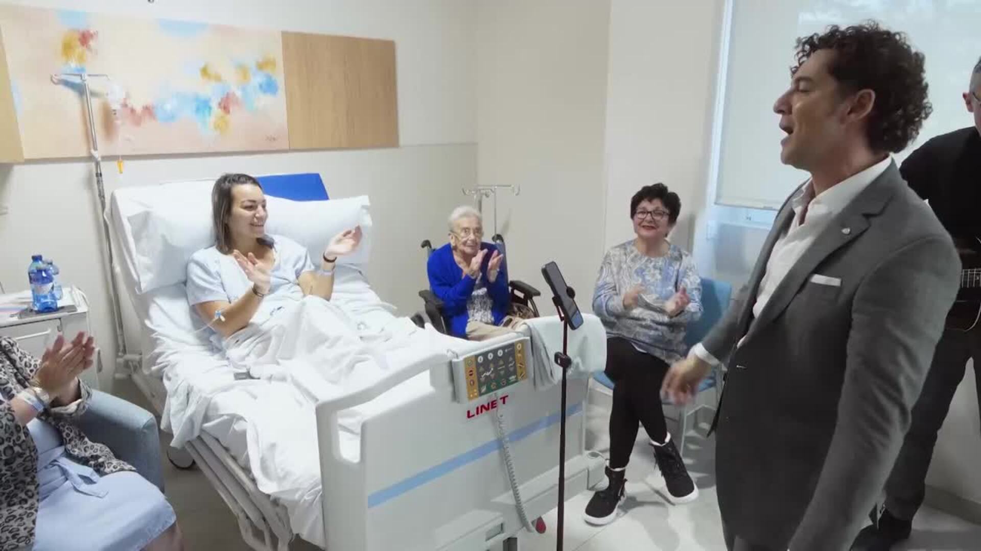 David Bisbal lleva la magia de la Navidad al hospital