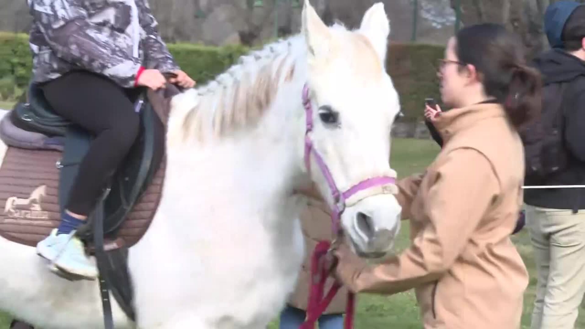 Familias disfrutan de la Navidad en el Hipódromo de Madrid