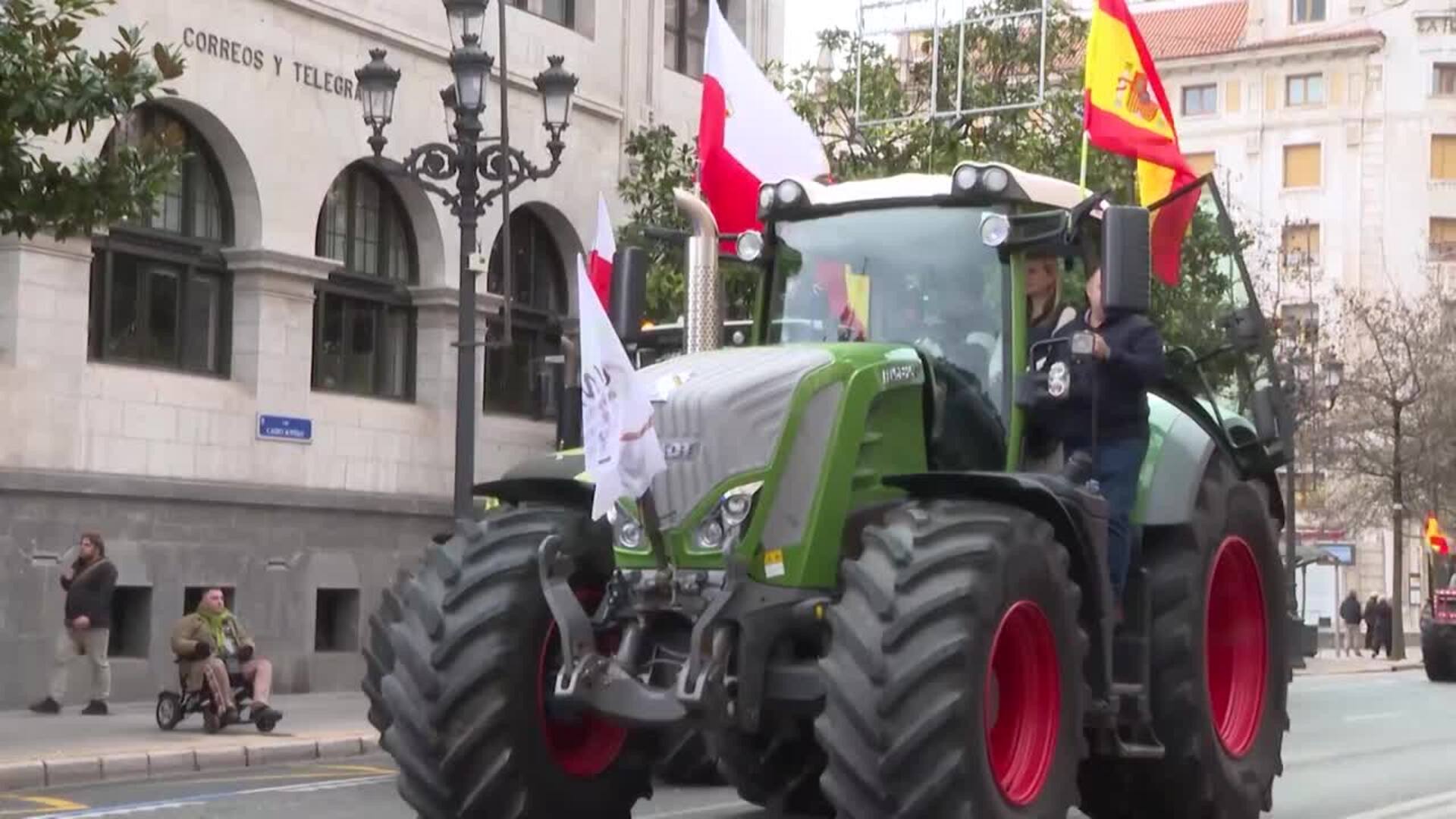Medio centenar de tractores recorren Santander para rechazar la "traición" del acuerdo Mercosur