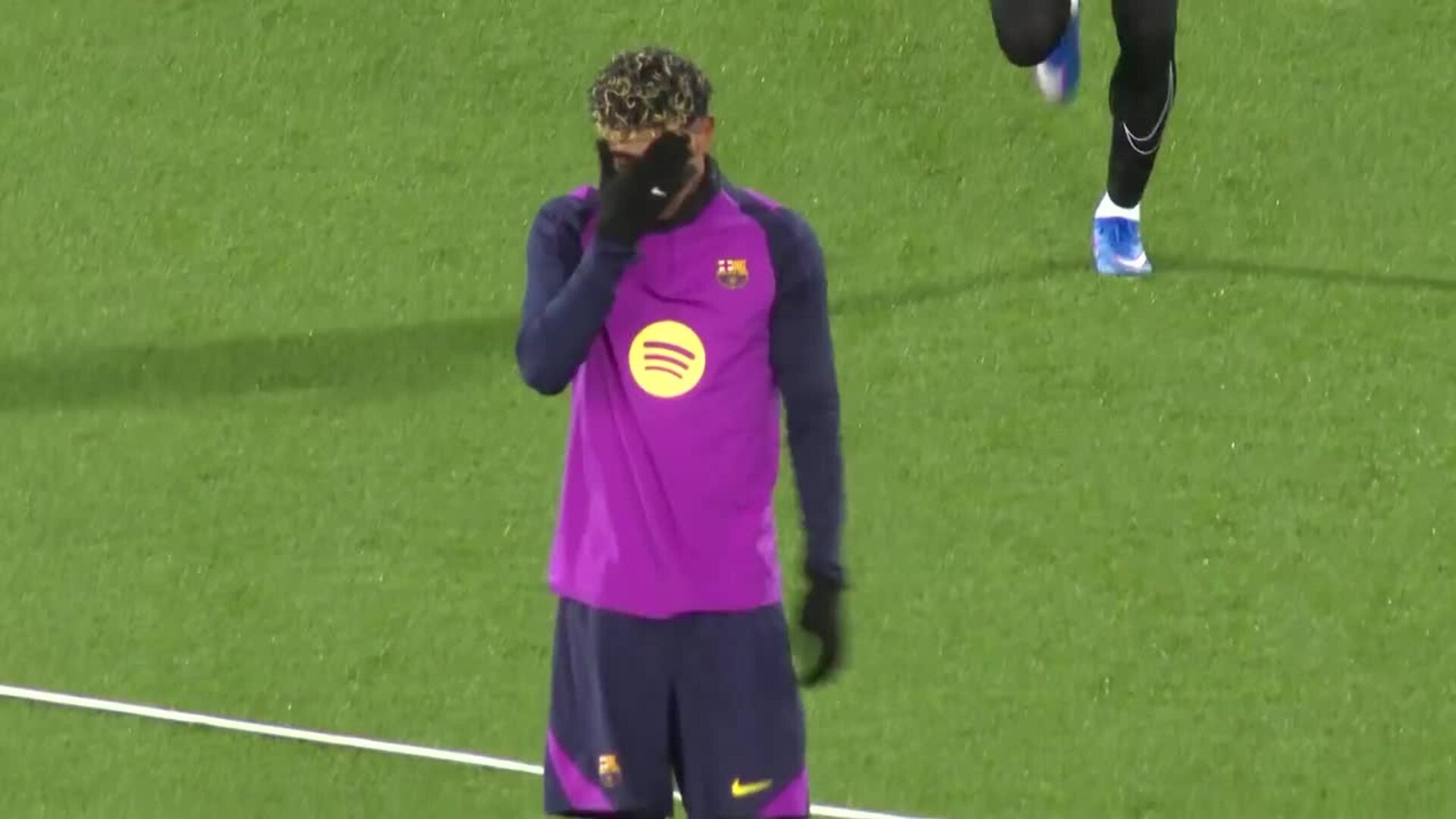 Los jugadores del FC Barcelona se reúnen en el entrenamiento navideño de puertas abiertas