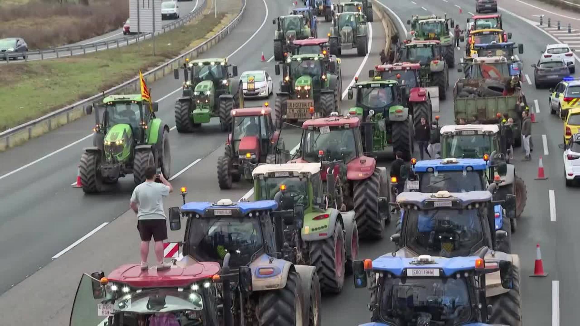 Unos 400 tractores protestan en Catalunya para exigir control sobre la fauna salvaje