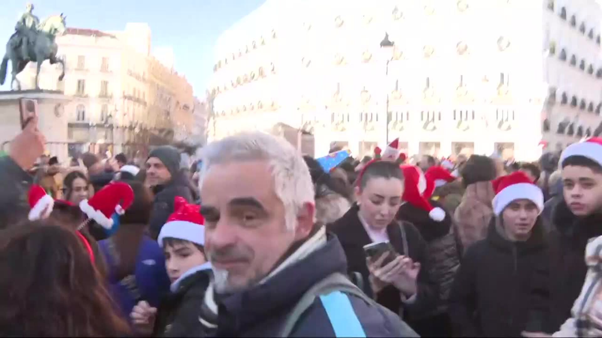 Así esperan los madrileños en la Puerta del Sol para comerse las preuvas de la Nochevieja