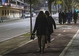 Una joven volviendo a casa sin zapatos