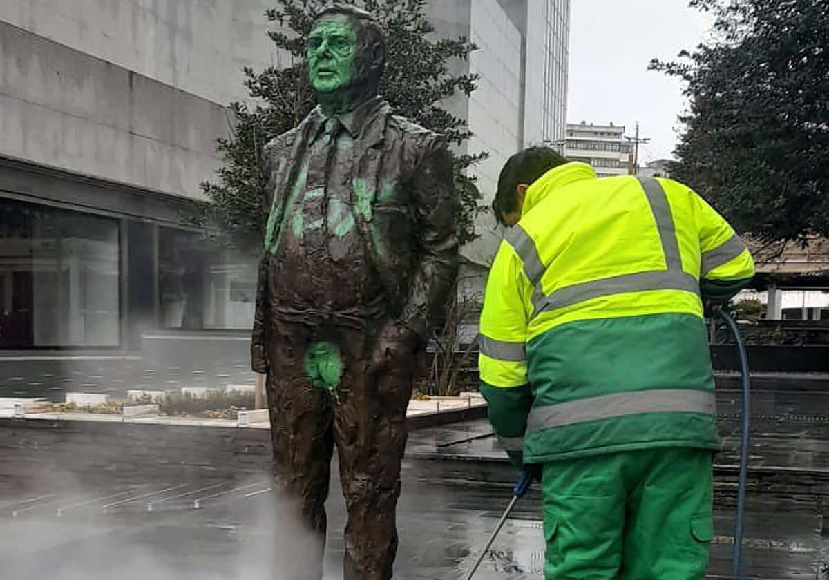 Vandalizan la estatua del alcalde Miguel Celdrán en Badajoz