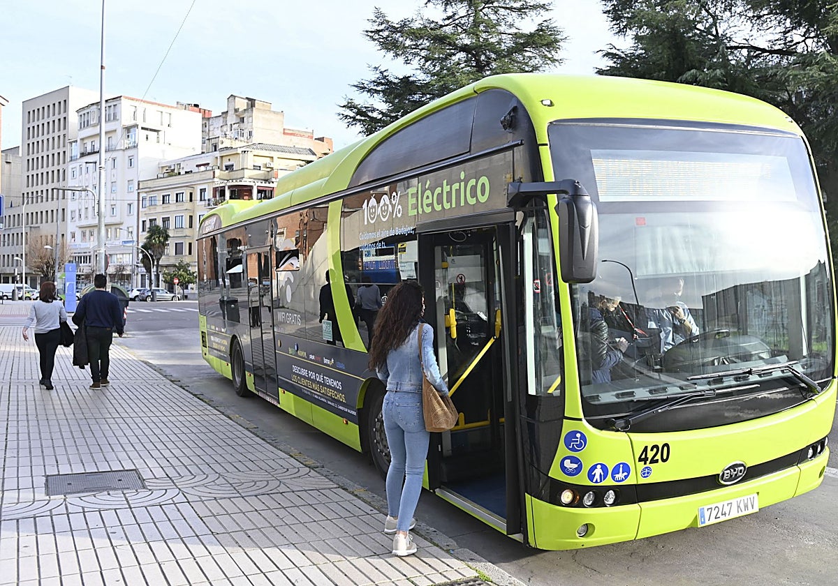 Un autobús urbano en la plaza de la Libertad.