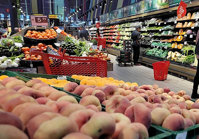 El año empieza con subidas de pensiones y salarios y con la cesta de la compra más cara