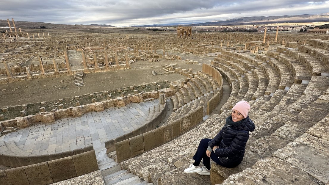 Malú en las ruinas del teatro Em Tingad, en Argelia.