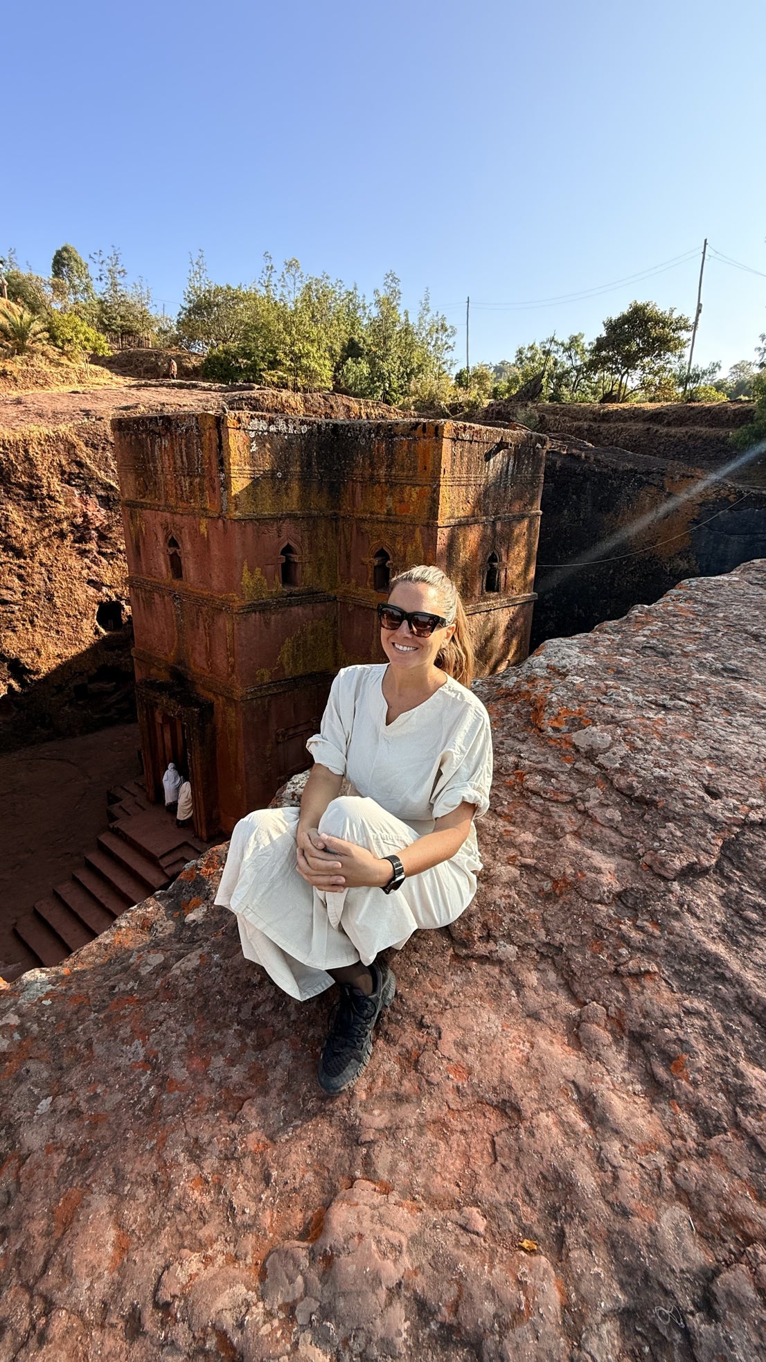 Malú ante una de las famosas iglesias monolíticas excavadas en la roca en Lalibela, Etiopía