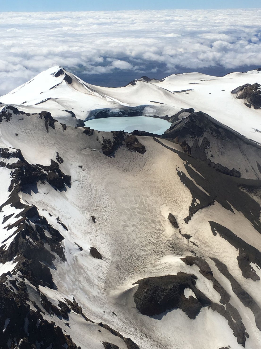 Vista aérea del lago del cráter en la cima del Monte Ruapehu, ubicado en el Parque Nacional de Tongariro, en Nueva Zelanda.