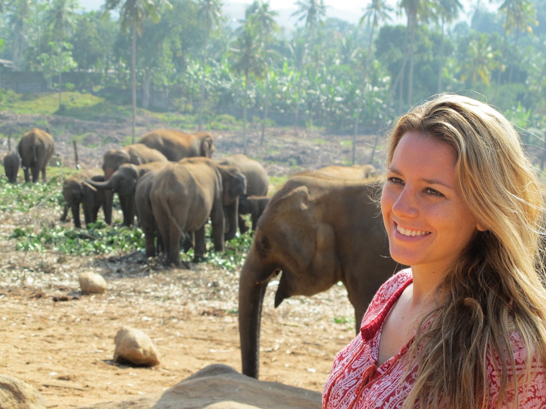 La extremeña junto a unos elefantes en Sri Lanka.