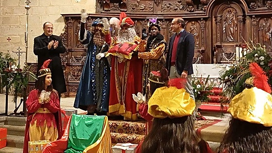 Los Reyes Magos reciben las llaves de Cáceres en un acto multitudinario
