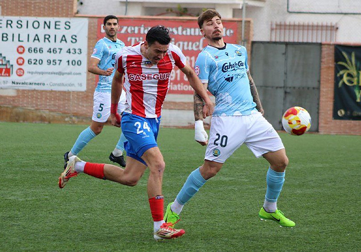 El celeste Iñaki León pugna por el balón con el jugador local Álex Altube.