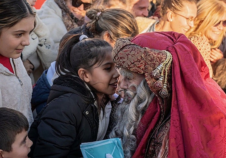 En Badajoz vuelan 8.000 kilos de caramelos y cientos de miles de deseos