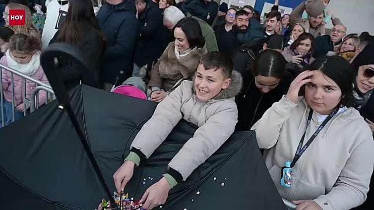 En Badajoz vuelan 8.000 kilos de caramelos y cientos de miles de deseos