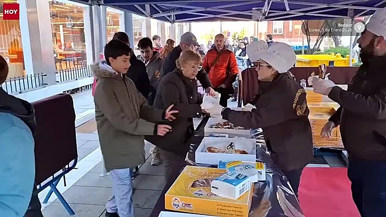 Los pacenses combaten el frío con un trozo de roscón de Reyes