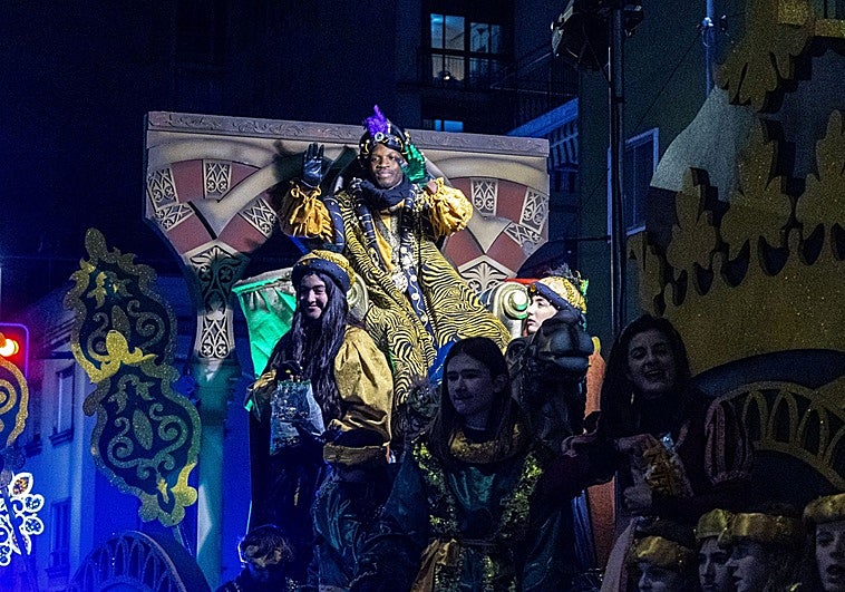 La ilusión recorre Cáceres en una gélida noche de guantes y abrigos