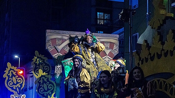 La ilusión recorre Cáceres en una gélida noche de guantes y abrigos
