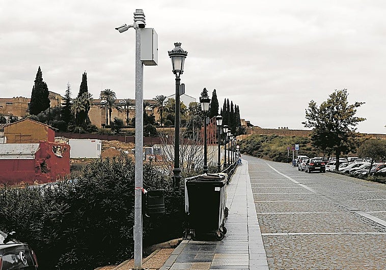 Los vecinos de Badajoz denuncian el robo de baterías en coches aparcados en El Campillo