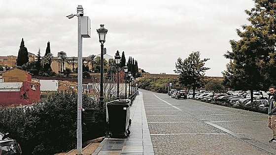 Los vecinos de Badajoz denuncian el robo de baterías en coches aparcados en El Campillo
