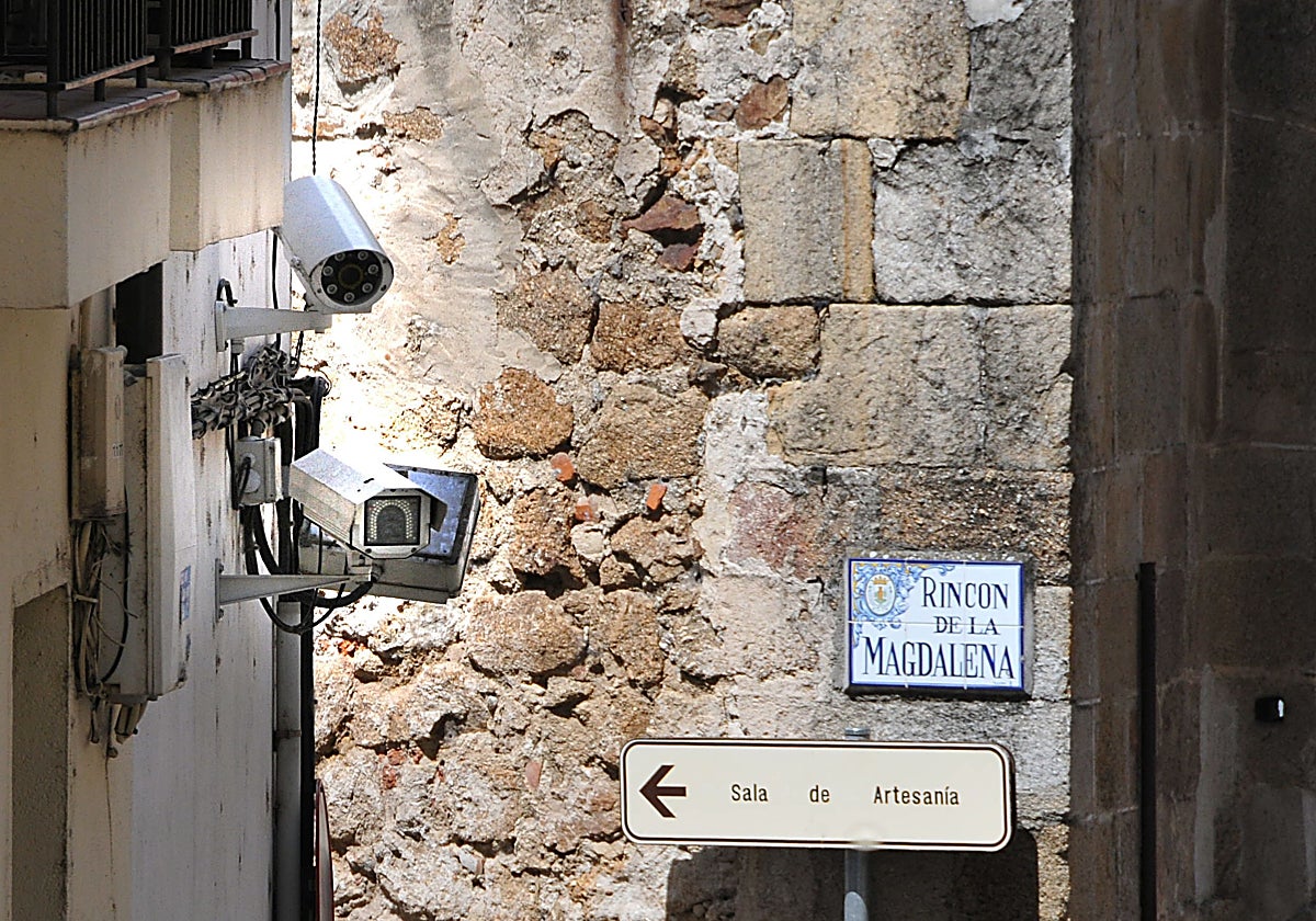 Cámaras de vigilancia, ahora en desuso, en la Puerta de Coria.