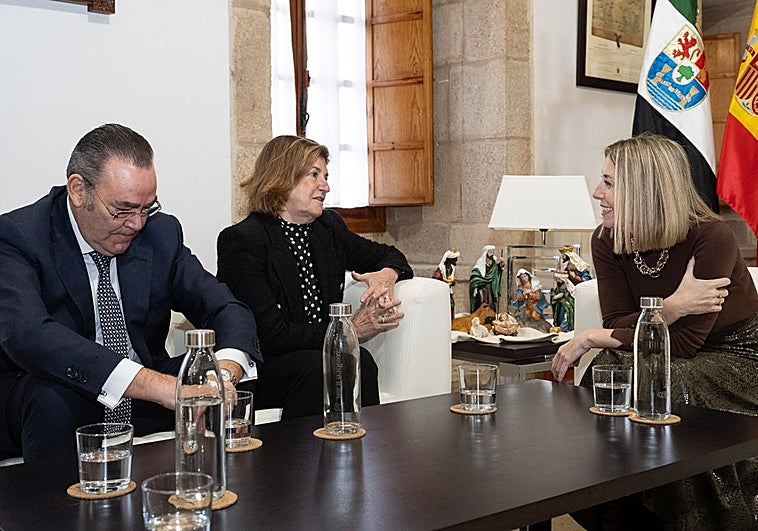 Las fundaciones Caja Extremadura y Cajalmendralejo suman sus esfuerzos en acciones sociales, culturales y educativas