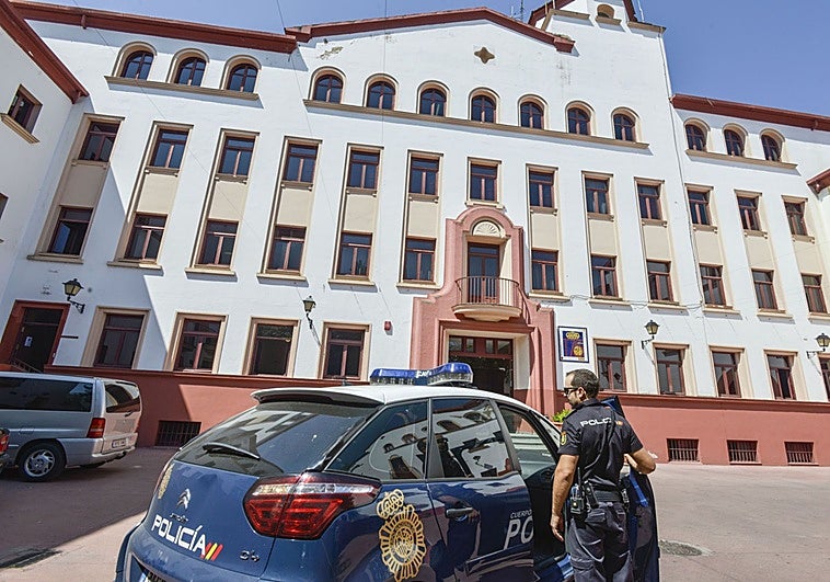 La Policía Nacional detiene a dos hombres mientras trataban de robar una tienda de embutidos en Badajoz
