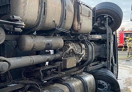 Imágenes del accidente del camión que ha obligado a cortar la autovía A-5 en Trujillo