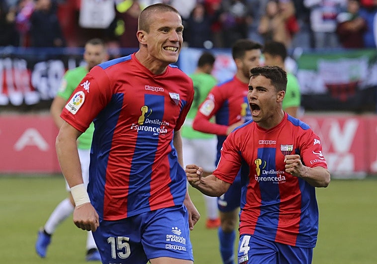 El Badajoz carga de experiencia su defensa con Lolo González