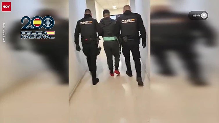 A prisión con ocho órdenes judiciales tras atrincherarse en una vivienda en Mérida