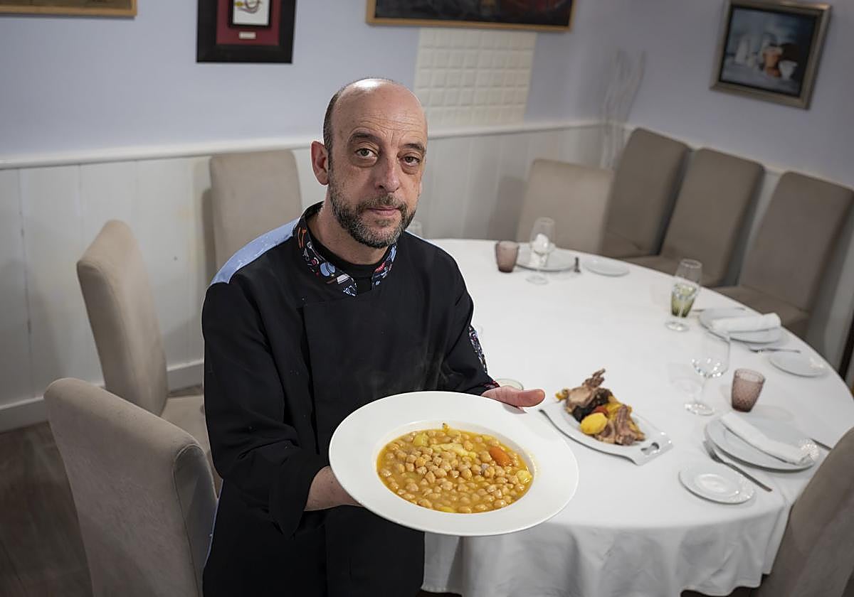Antonio Márquez prepara un cocido extremeño en el Restaurante Vivero de Badajoz