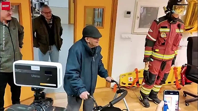 El abuelo de los bomberos de Badajoz cumple cien años con celebración sorpresa