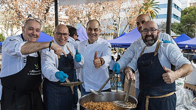 Los cocineros Javier García, de Lugaris, y Manuel Espada, del restaurante Albalat, son dos de los profesionales que promueven la cita junto a otros cinco profesionales de la región.
